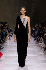 Armani veste le donne di perle e per i suoi 90 anni si regala uno storico palazzo nel cuore di Parigi 3