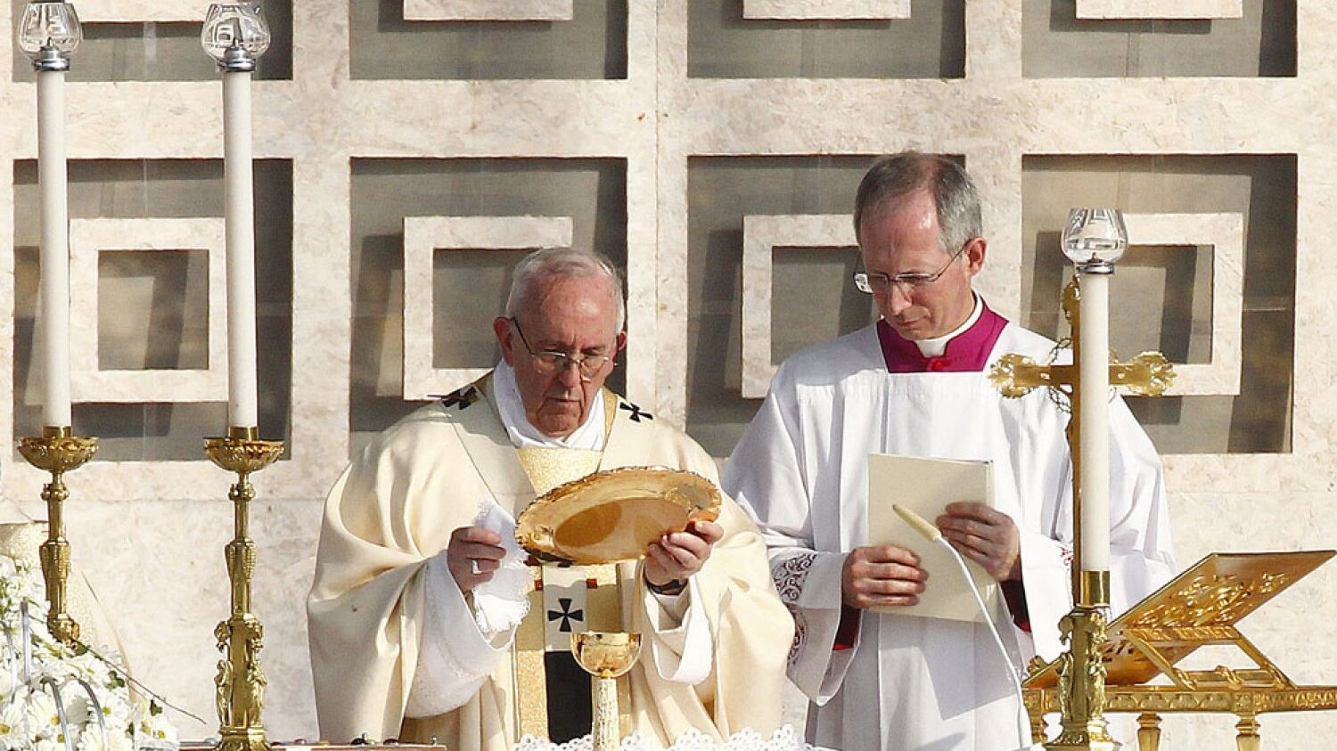 Il Papa apre ai lefebvriani: "Potranno celebrare nozze"