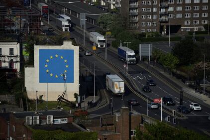 La nuova opera di Banksy contro la Brexit 10
