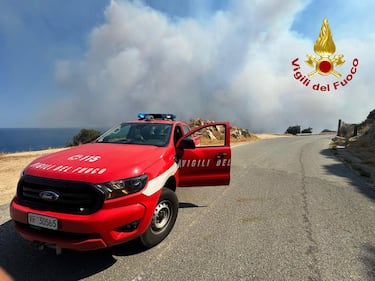 L'incendio scoppiato a Punta Molentis 12