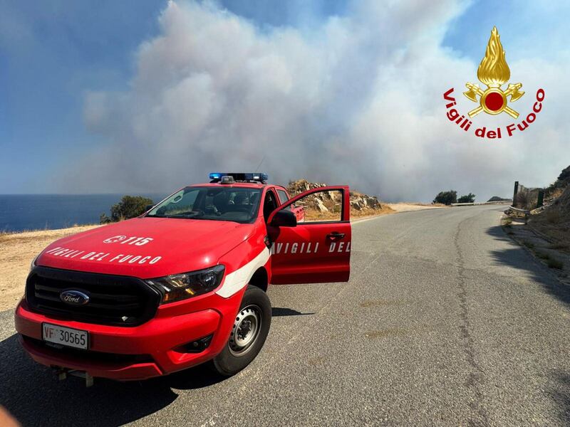L'incendio scoppiato a Punta Molentis 12