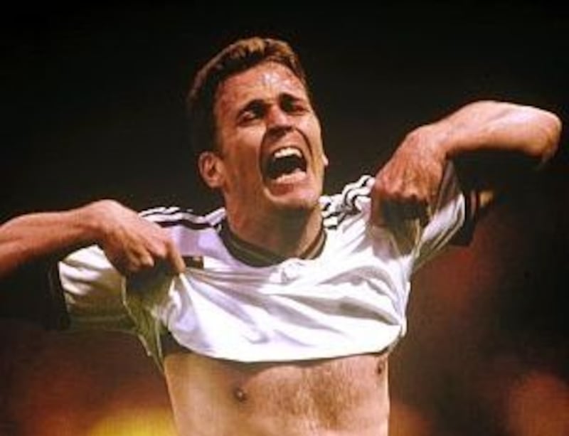 Sopra, il tedesco Oliver Bierhoff festeggia il suo Golden Gol. Sotto: la pagina del Giornale che celebra la vittoria della Germania