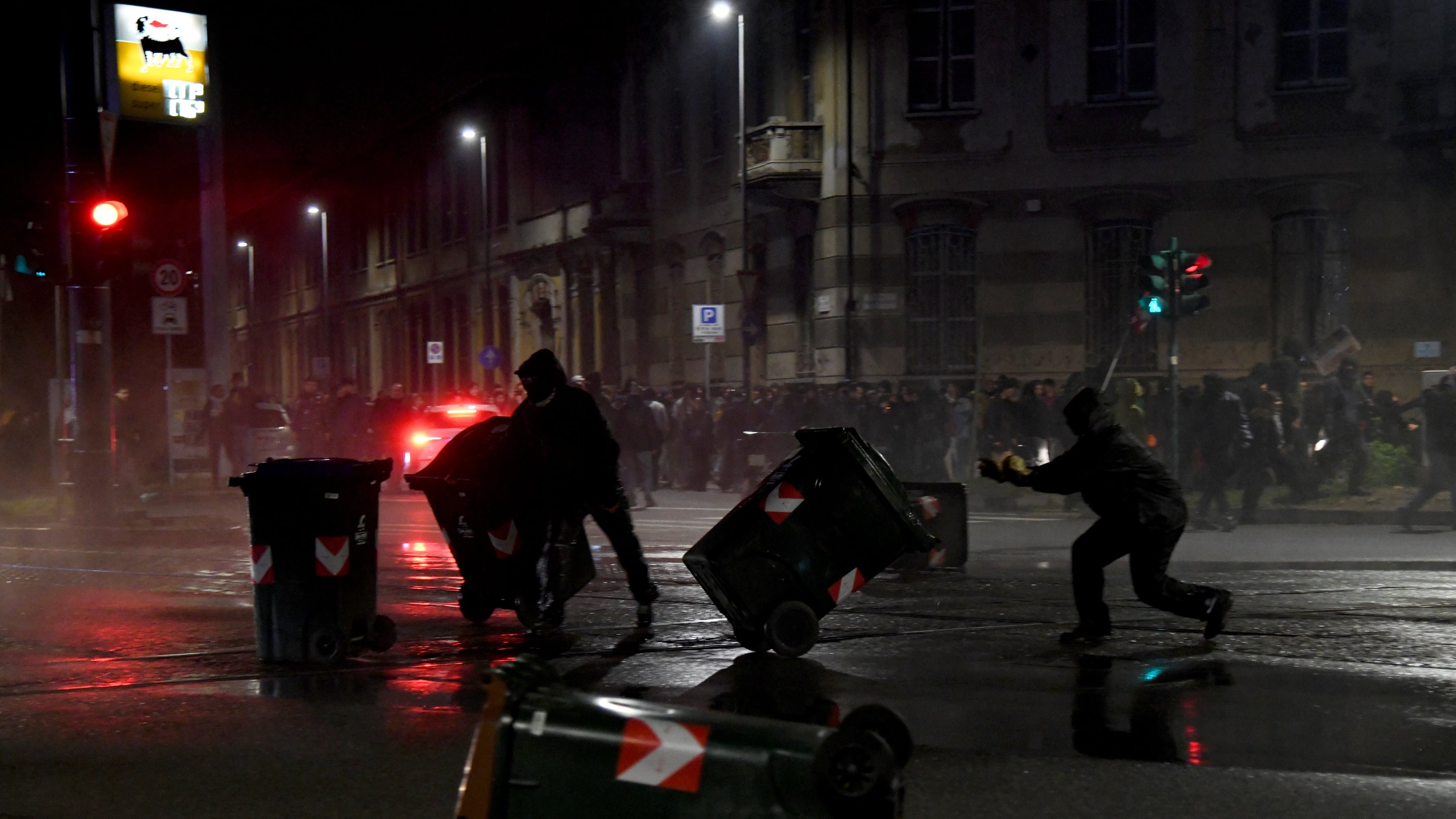 La mano "morbida" dei giudici sui centri sociali che hanno aggredito i carabinieri: cosa hanno deciso