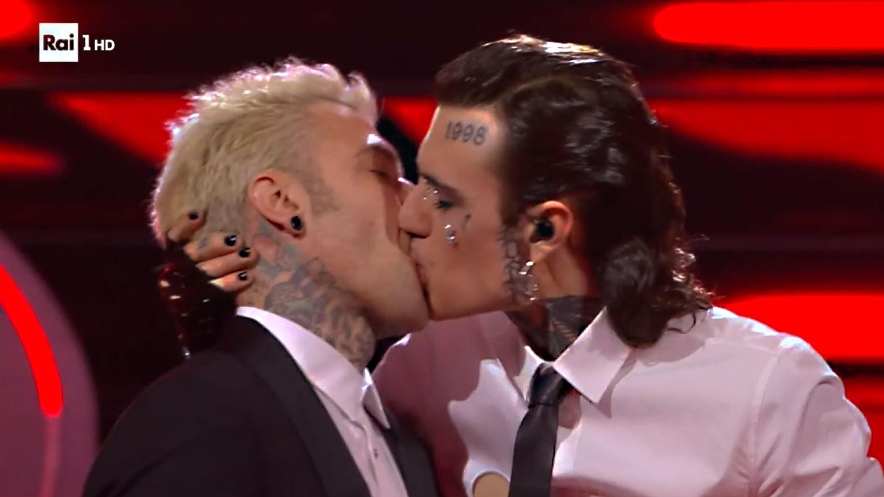 Su Fedez abuso sessuale?, i tedeschi scappano e la Rai: quindi, oggi...