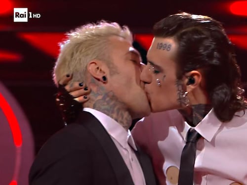 “Mi è preso l’amore”. Rosa Chemical e il bacio choc a Fedez