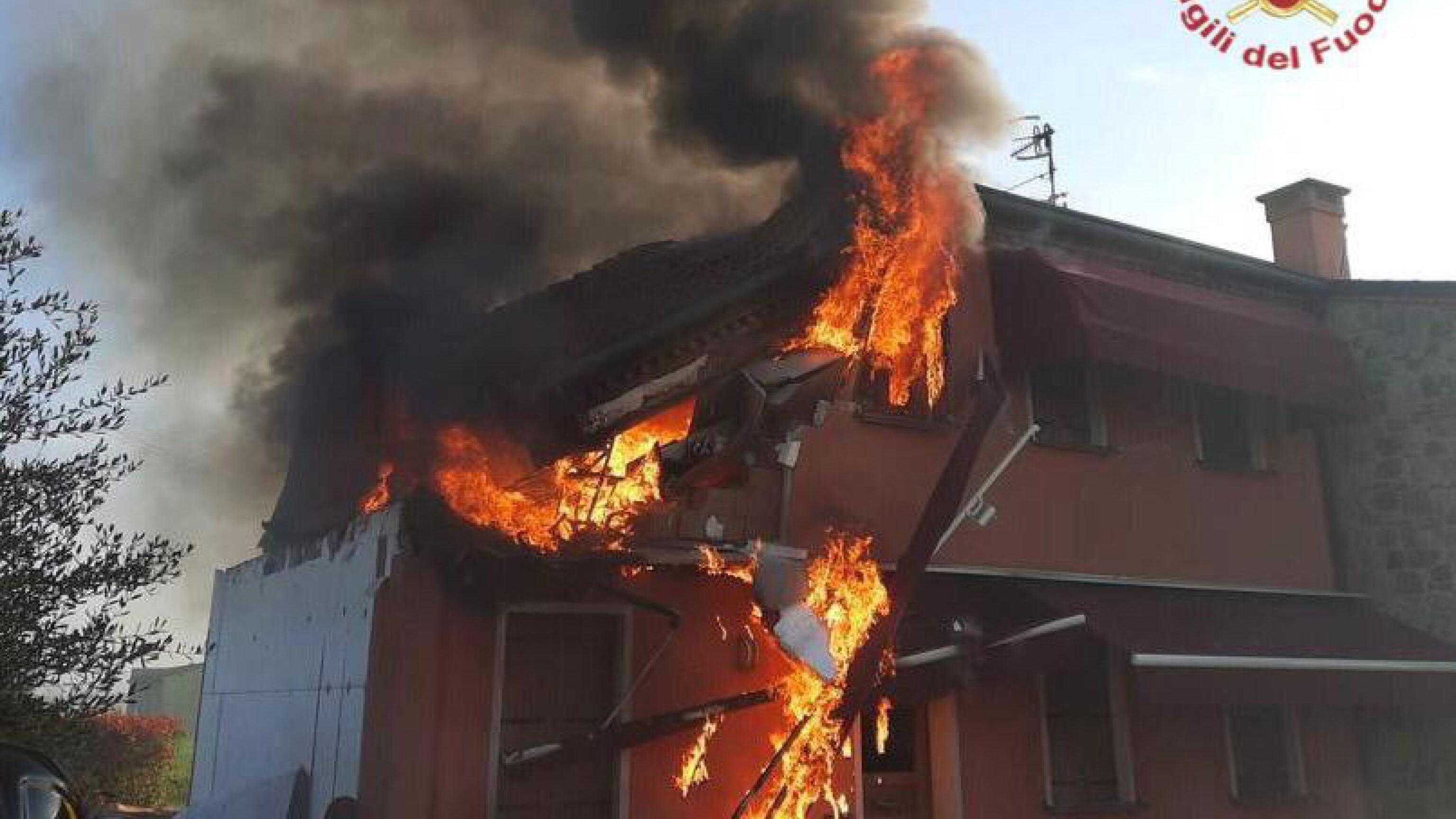 Accende il fuoco per il caffé, ma esplode la casa: morta una 37enne