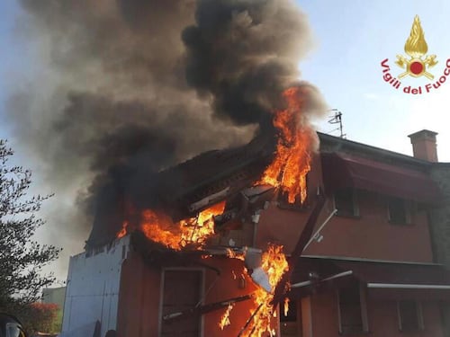 Accende il fuoco per il caffé, ma esplode la casa: morta una 37enne