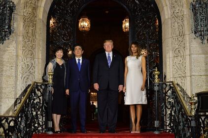 Melania Trump, fascino bianco col premier giapponese 1