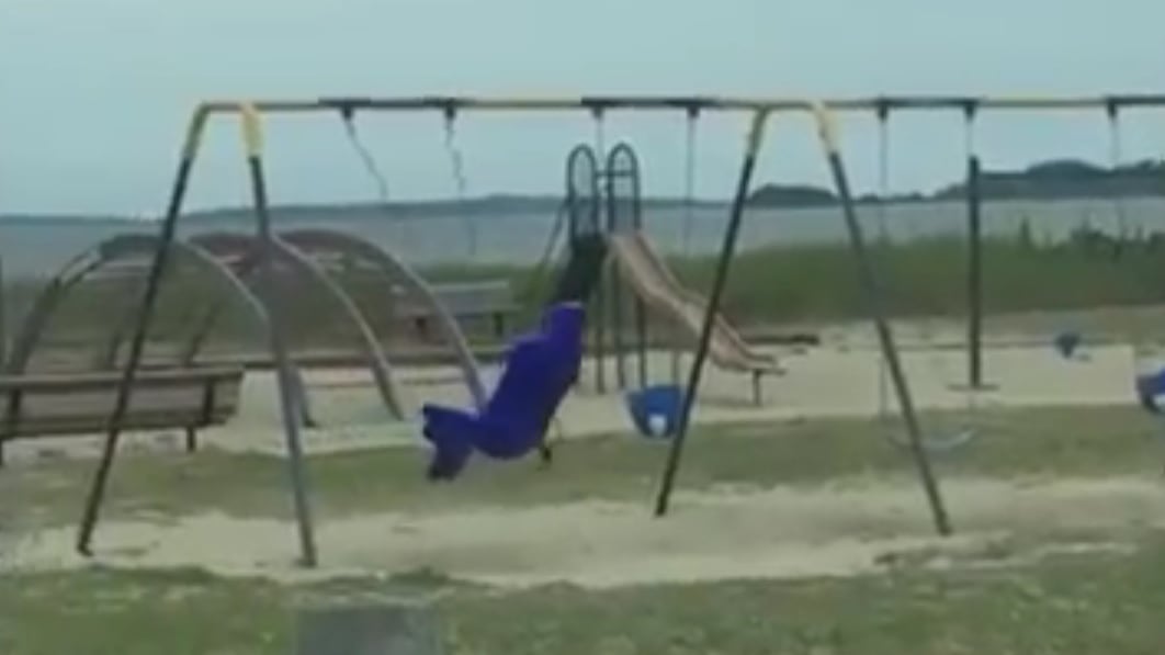 Porta i figli al parco giochi e poi la scoperta inquietante: l'altalena si muove da sola