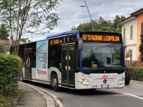 Firenze, gambiano cacciato dal bus attacca agenti e si getta a terra