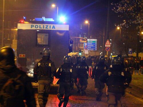 Champions, guerriglia a Milano: sei feriti, gravi tre tifosi dell'Ajax