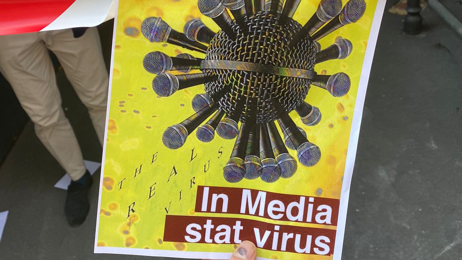 Il blitz dei no-vax contro il "Giornale". Slogan e insulti da Roma a Milano