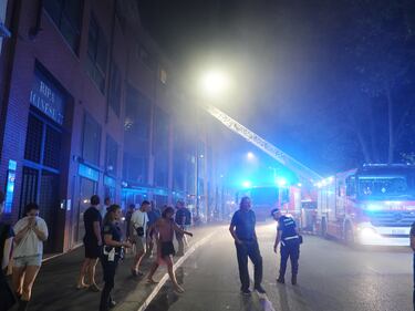 Vigili del fuoco a lavoro per spegnere l'incendio in un magazzino cinese a Milano 7