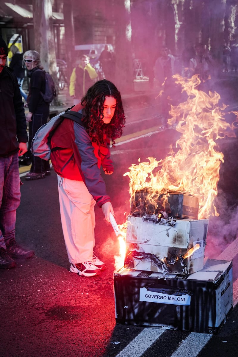 Manifesti elettorali del centrodestra bruciati e roghi lungo il corteo degli studenti a Torino 2