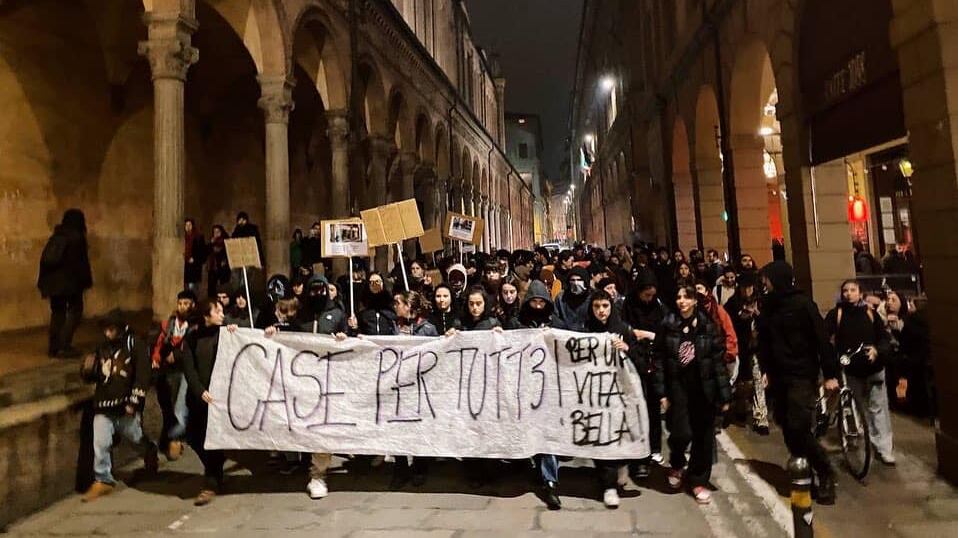 "Ci spetta tutto, vogliamo case gratis": le minacce del collettivo