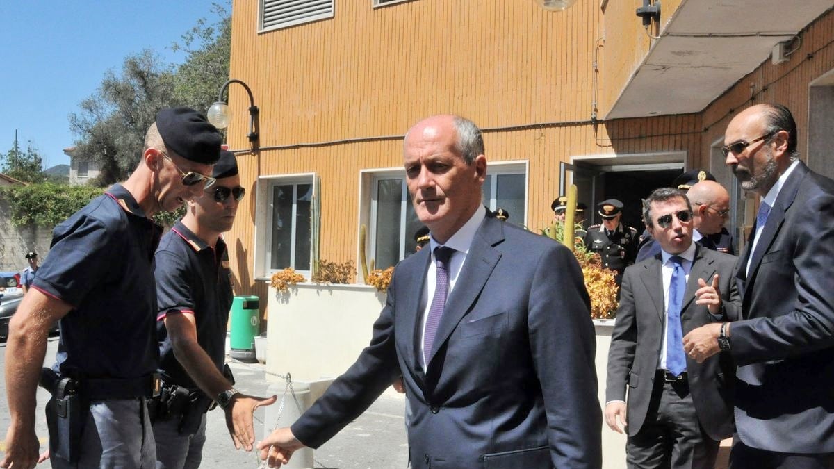 Gabrielli dopo la morte dell'agente: "Porteremo via i migranti da qui"