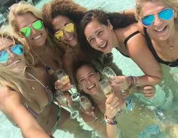 Bar Refaeli, addio al nubilato in piscina 29