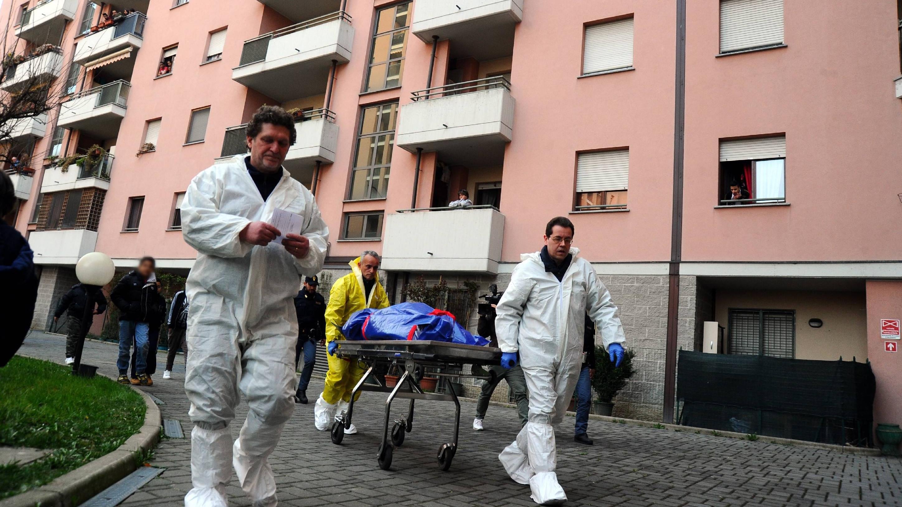 Ucciso con tre coltellate: il padre trova il cadavere