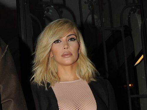 Kim Kardashian bionda e con i seni in vista