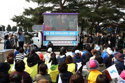 Vertice Kim-Moon, la folla protesta: "Bombardare la Nord Corea" 3