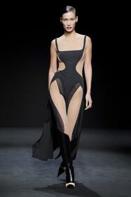 Bella Hadid sexy a Parigi 1