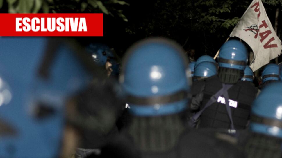 Soccorso choc all'agente ferito: "Trasportato in carriola tipo sacco di patate"