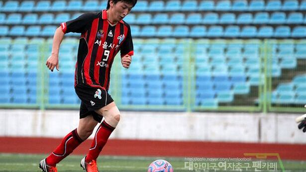 Sud Corea, polemiche sulla calciatrice che sembra un uomo