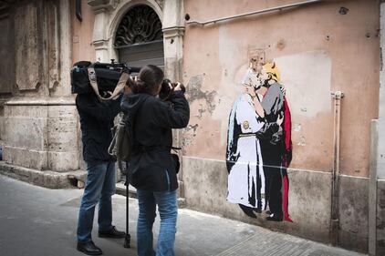 Nel murales romano Papa Francesco si bacia con Trump 4