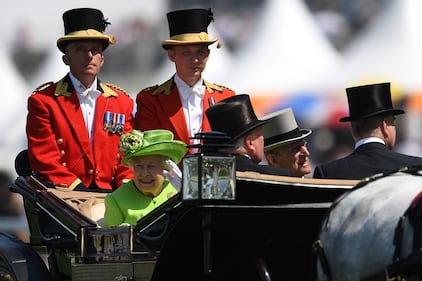 Royal Ascot, i copricapi più bizzarri sfoggiati dall'aristocrazia inglese 11