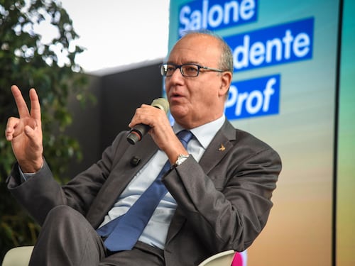San Daniele bandito a scuola, scoppia la polemica. Valditara: “No alla rinuncia della nostra identità”