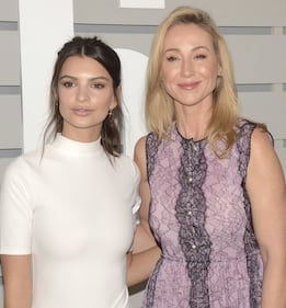 Emily Ratajkowski, il seno sbuca durante il pranzo 12