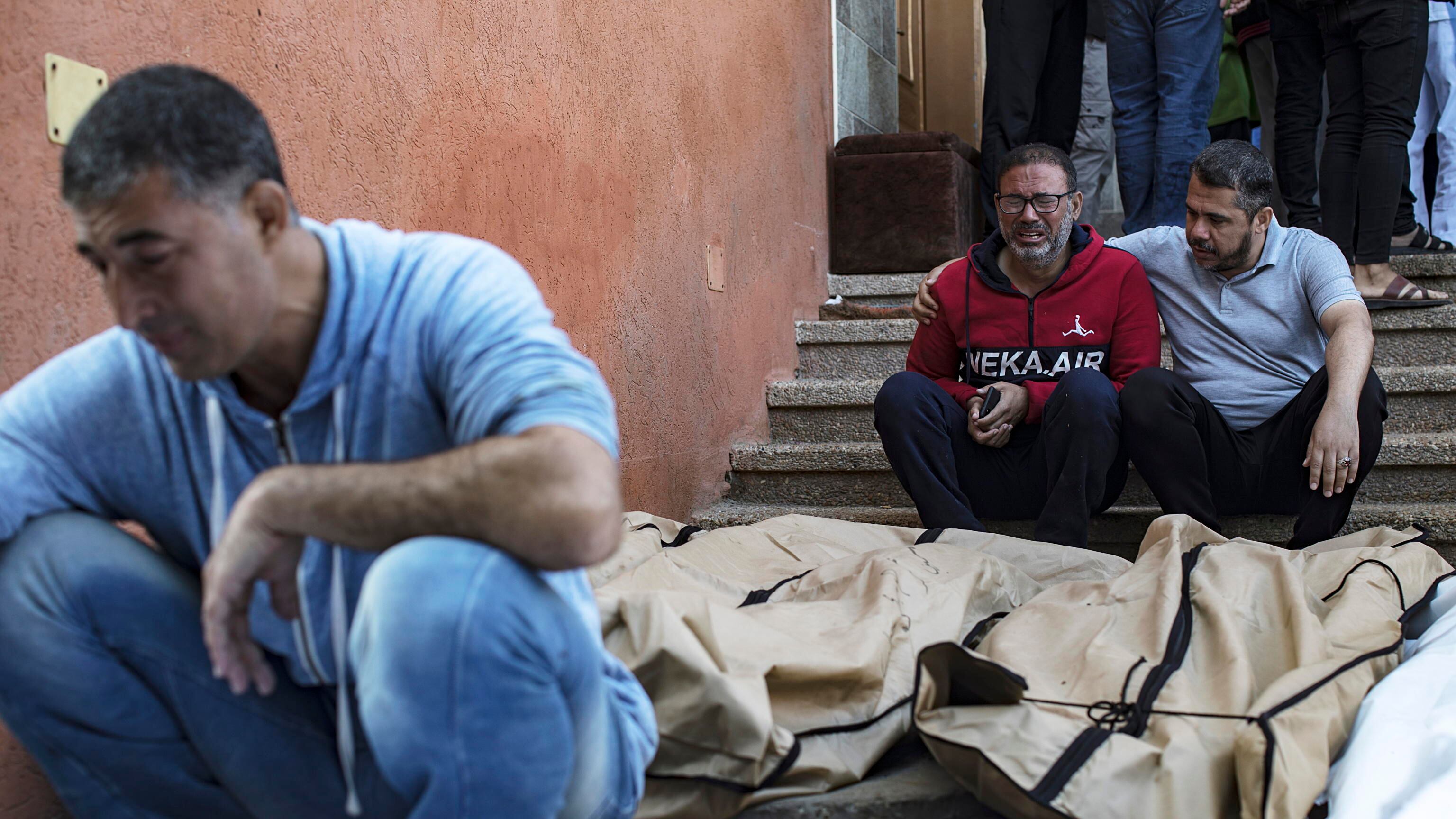 Gaza, avanza l'offensiva. Grande fuga da al-Shif. Ed è strage nella scuola