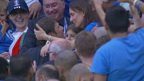 Conte e l'abbraccio con la moglie dopo la partita con la Spagna 5