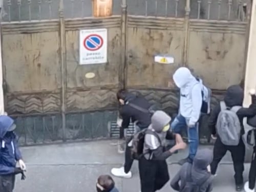Caos nei licei di Torino: occupazioni violente e assalti con le spranghe anche in una scuola elementare: “Bambini terrorizzati”