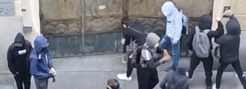 Caos nei licei di Torino: occupazioni violente e assalti con le spranghe anche in una scuola elementare: “Bambini terrorizzati”