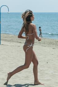 Rosy Dilettuso super hot: topless a Forte dei Marmi 8