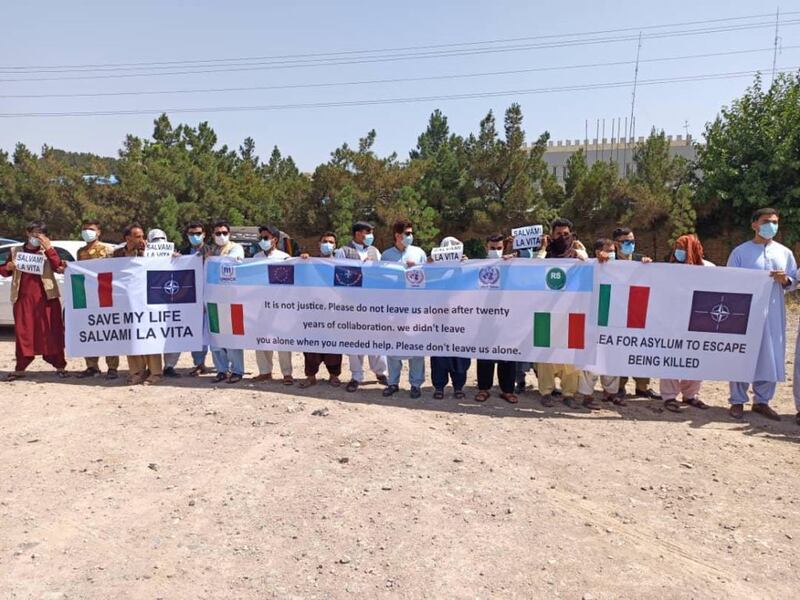 Afghanistan, negozianti e fornitori del contingente italiano manifestano per chiedere aiuto 3