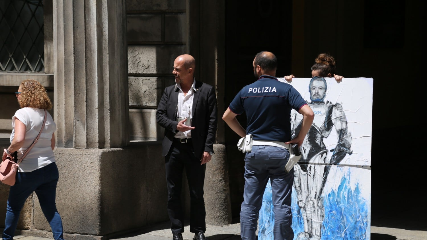 Salvini-Robocop compare all’ingresso della Prefettura di Milano