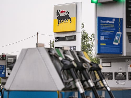 Eni, tetto a benzina e gasolio fino a fine anno: i prezzi potranno cambiare, impatto stimato in 700 milioni