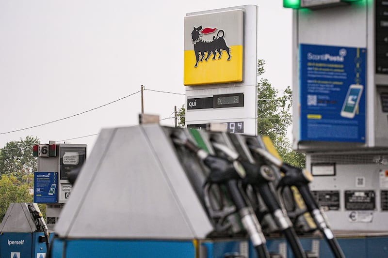 Eni, tetto a benzina e gasolio fino a fine anno: i prezzi potranno cambiare, impatto stimato in 700 milioni