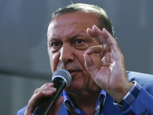 Turchia, Erdogan si oppone al golpe ma diventa un golpista