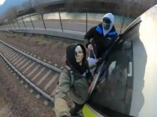 Attaccarsi al treno della fama