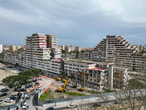 Scampia, gli assegnano una casa popolare e ne fa un nuovo appartamento abusivo