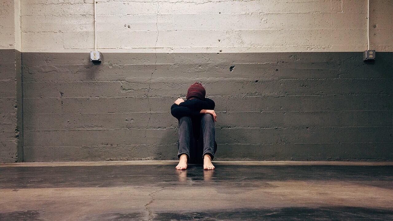 Genova, soccorre studente dopo un malore, poi tenta di violentarlo: arrestato bidello