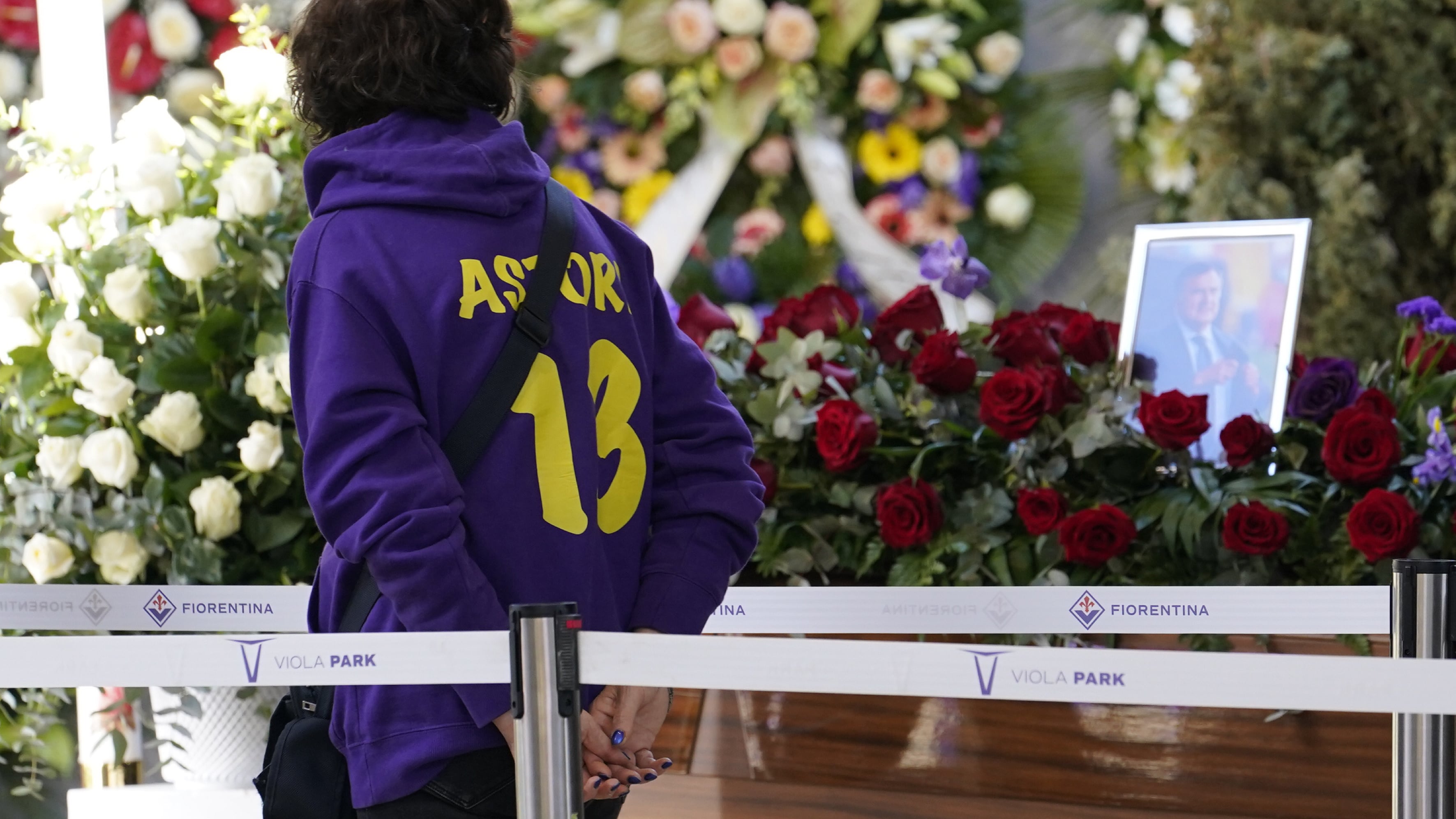 L'ultimo saluto a Joe Barone: un fiume di persone al Viola Park per il dg della Fiorentina