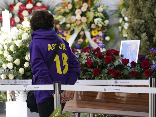 L'ultimo saluto a Joe Barone: un fiume di persone al Viola Park per il dg della Fiorentina