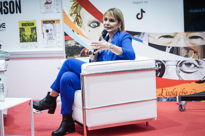 "Avete mentito alla popolazione", Antonella Viola contestata da un no vax alla Fiera del Libro 7