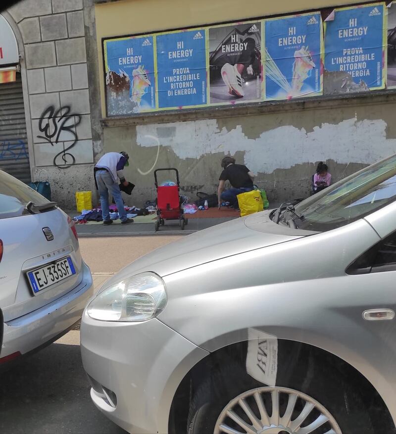 "Suk" abusivo a Milano. Ma multano i commercianti per gli ombrelloni