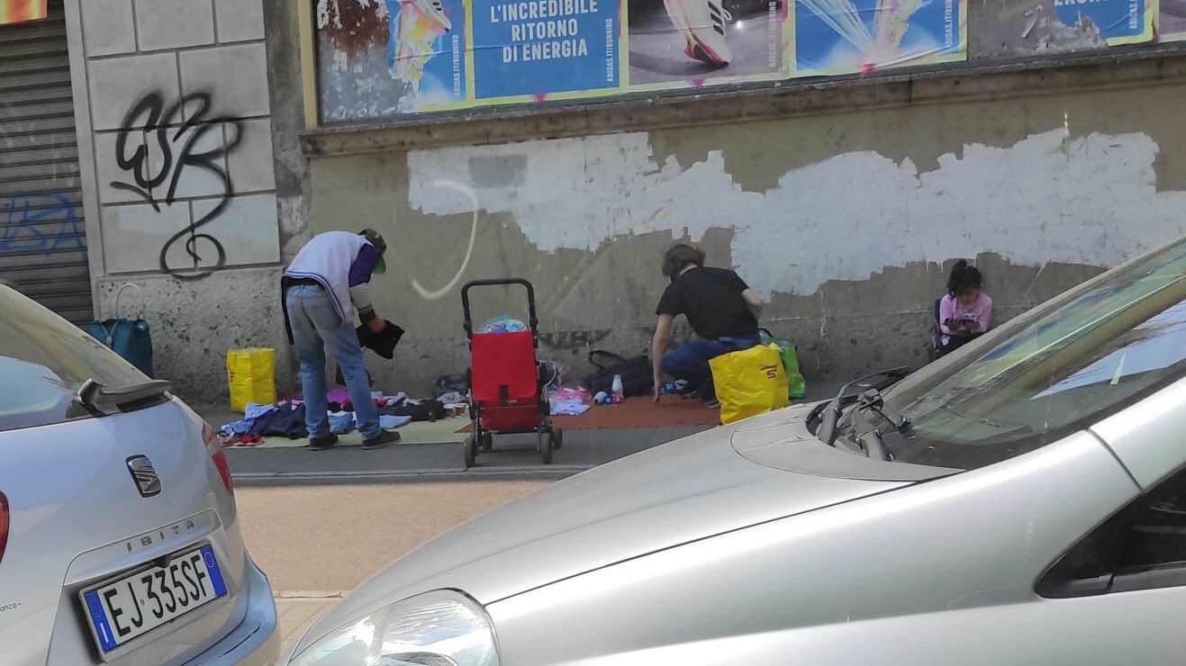 "Suk" abusivo a Milano. Ma multano i commercianti per gli ombrelloni