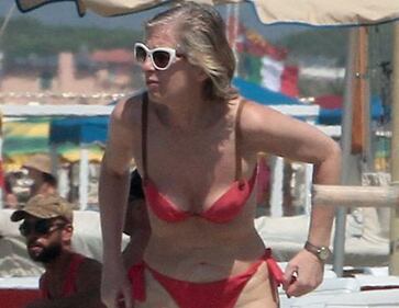 Stefania Giannini paparazzata a Forte dei Marmi 8